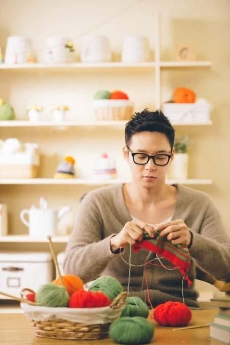 man knitting at table